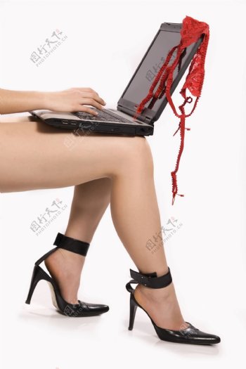性感美女腿与电脑图片