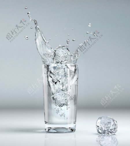 杯子内水和冰块图片