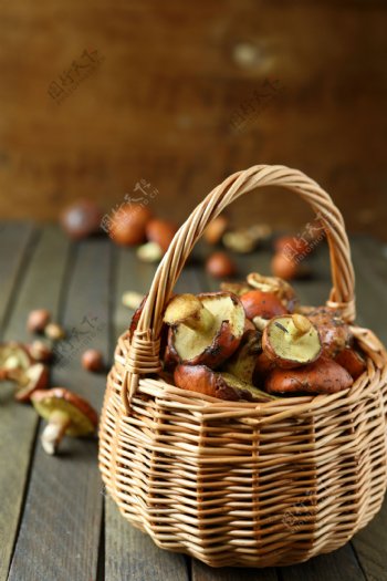 篮子中的蘑菇图片