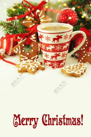 一杯咖啡与圣诞装饰物图片