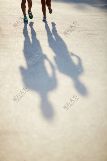 情侣跑步的影子图片