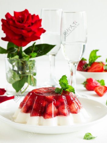 玫瑰花与草莓蛋糕图片