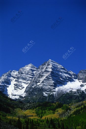 蓝天下的雪山山峰