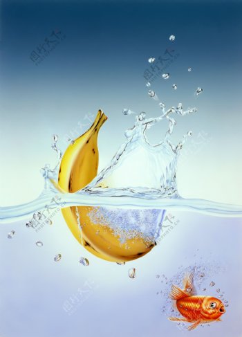 水中的香蕉和金鱼图片