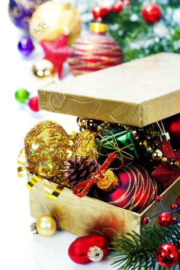 圣诞礼盒与装饰品图片