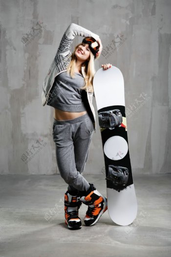 滑雪板与时尚美女图片
