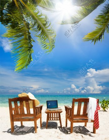 沙滩椅子和桌子上的笔记本