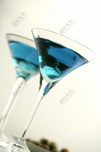 两杯蓝色葡萄酒图片