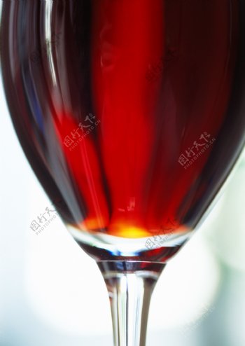 杯子中的红酒特写图片