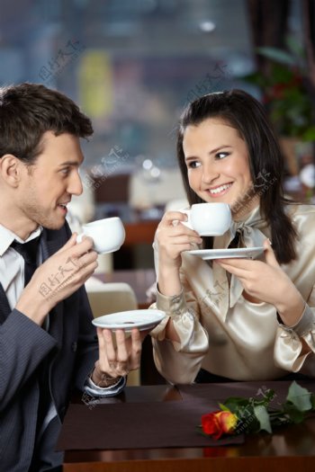 喝咖啡的情侣图片