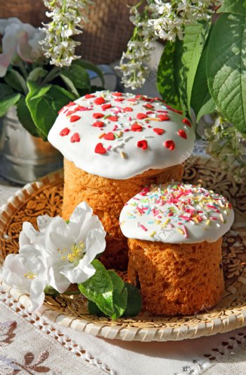 复活节蛋糕与鲜花图片