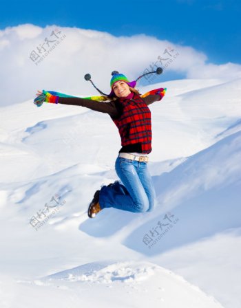 雪地上跳跃的女人图片