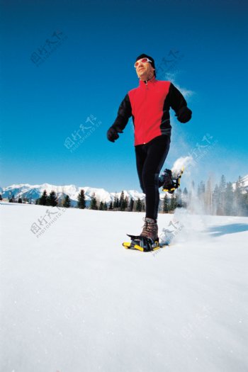 雪地上的男性运动员高清图片