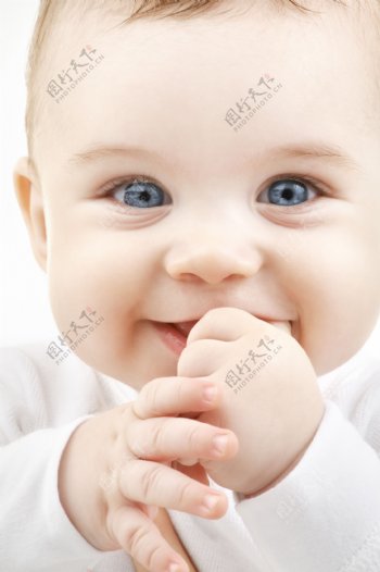 咬手指的可爱baby图片