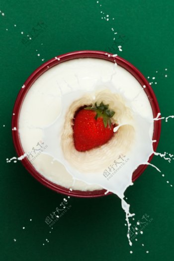 草莓与牛奶图片