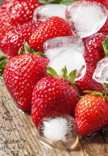 冰块与草莓图片