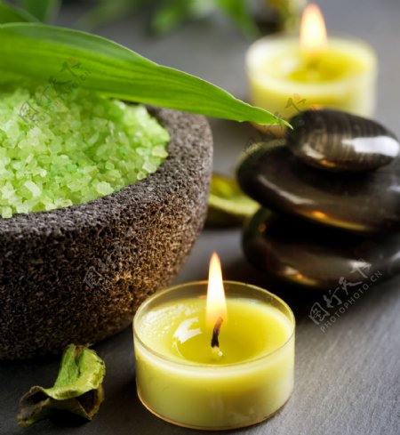 绿色浴盐与蜡烛图片