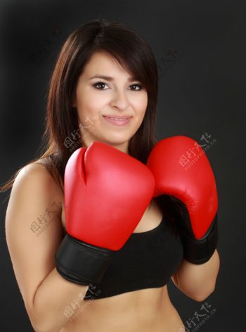 红色拳击手套的美女图片