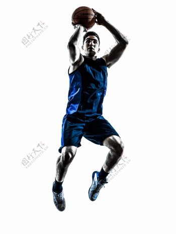 双手投篮的运动员图片