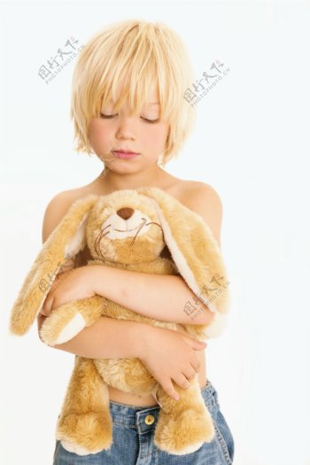 抱着玩具兔子的小男孩图片