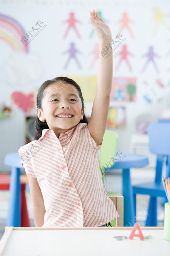 幼儿园小女孩举手图片