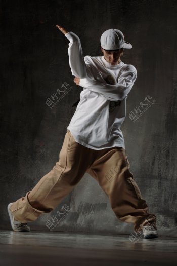 跳街舞的男人图片