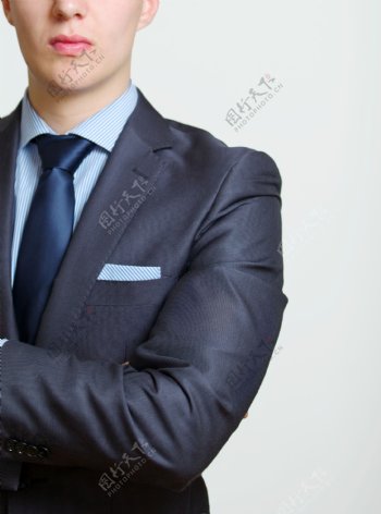 双手抱怀的商务男人图片