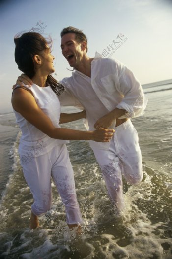 沙滩上拥抱的外国夫妻图片