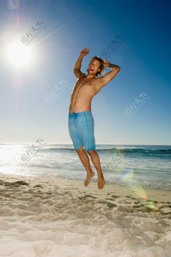 阳光下跳跃的男人图片