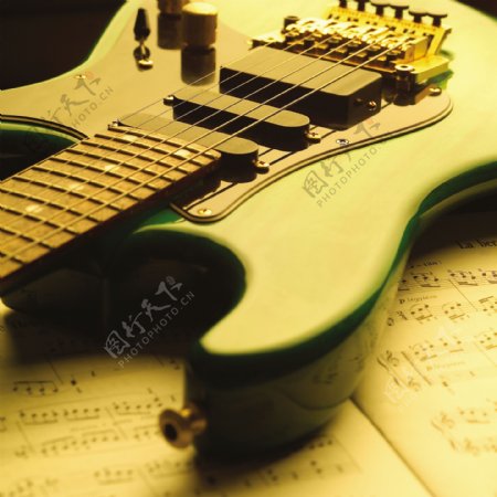 电子吉它与乐谱特写图片