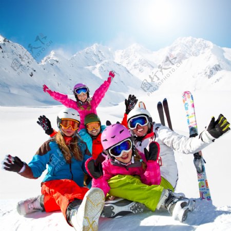 开心滑雪的一家人图片