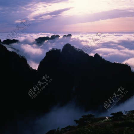 高山云烟景色图片