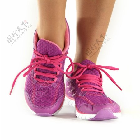 脚上的粉色运动鞋图片