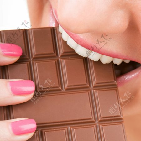 嘴里的巧克力图片
