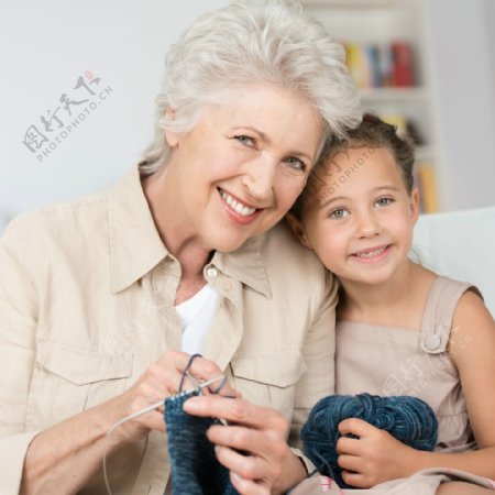 织毛衣的老奶奶和女孩图片