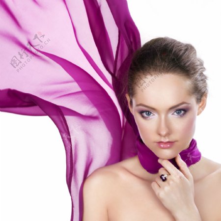 紫色纱巾美女图片