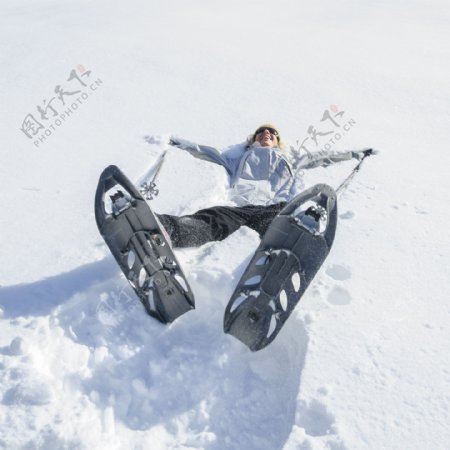 躺在雪地上的人物图片