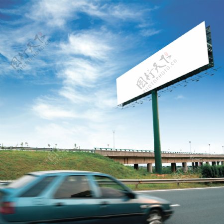 公路边上的广告牌图片