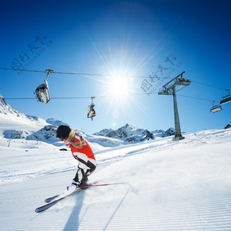 缆车与滑雪运动员图片