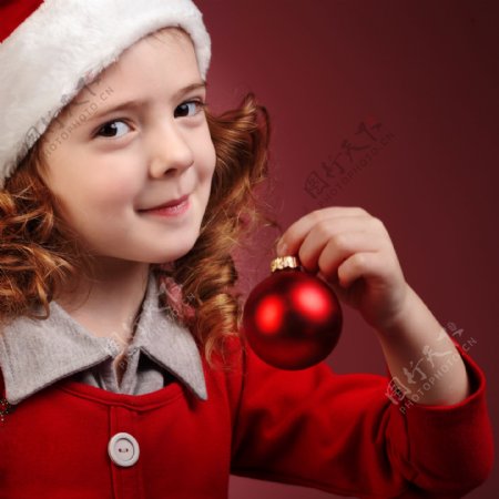 提着圣诞球的可爱女孩图片