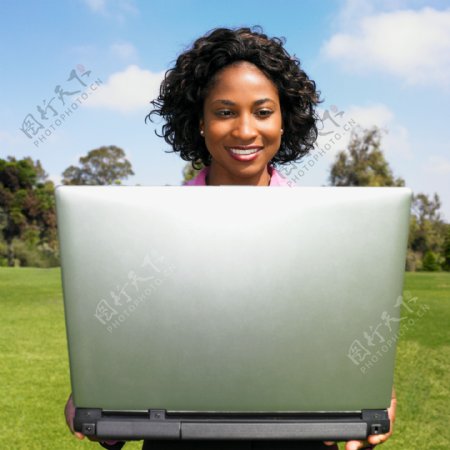 拿着电脑的商务女性图片