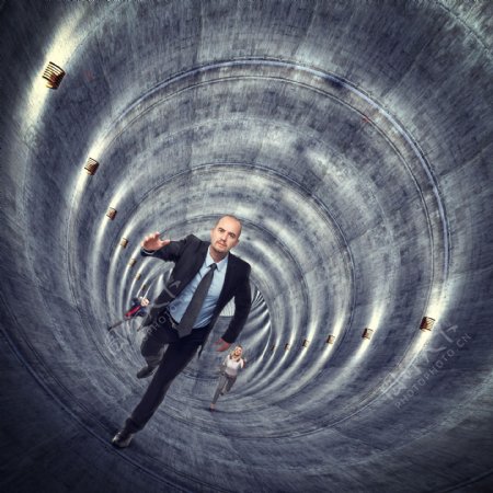 在隧道里跑的商务人士图片