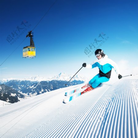 缆车与滑雪运动员