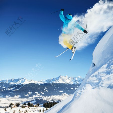 滑雪运动员与雪山风景