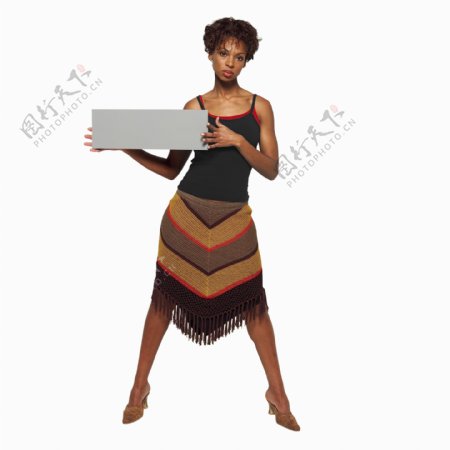 手拿牌子的黑人女性图片