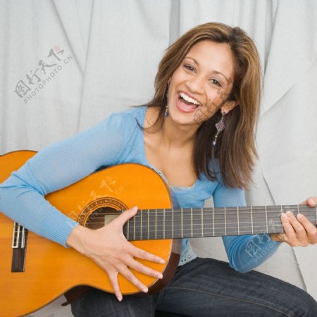 弹奏吉它的女性图片