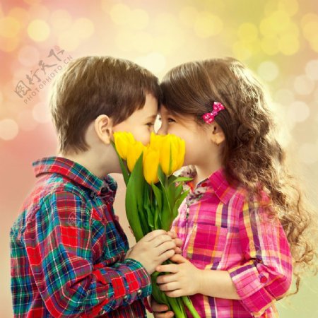 拿着花朵亲吻的孩子图片