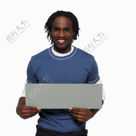 黑人男性与广告牌图片