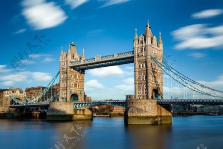 河面上的伦敦桥图片