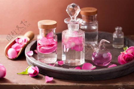 粉色玫瑰花瓣与香水